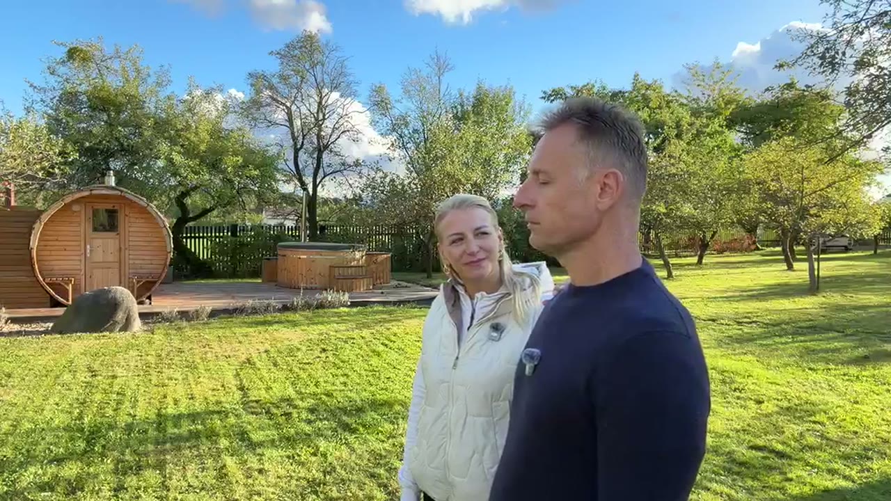 Daniela Buzková a Richie při sezení na zahradě